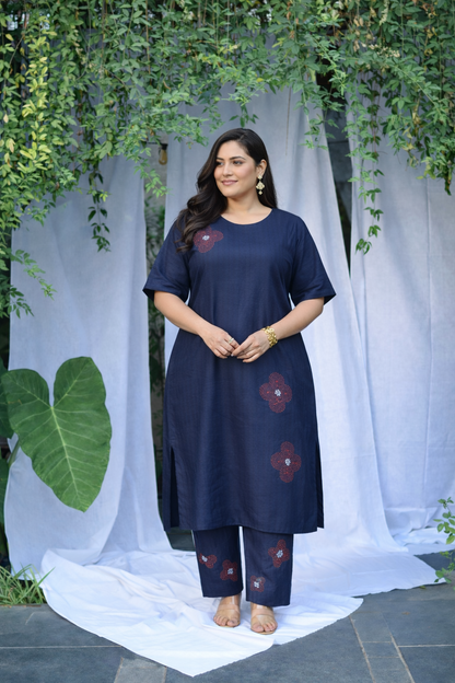 Noir Pure Linen Kurta (Curve-friendly)